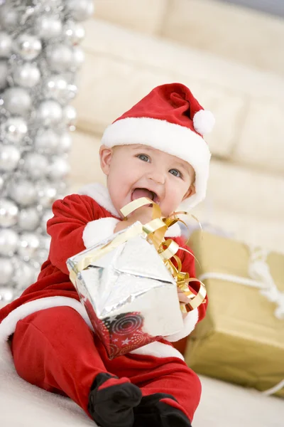 クリスマス サンタ コスチューム赤ちゃん — ストック写真