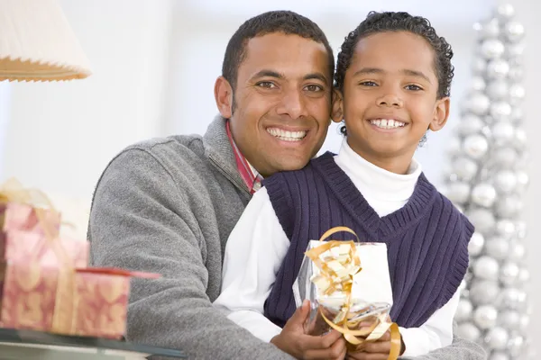 Padre e hijo abrazando, celebrando regalo de Navidad — Foto de Stock