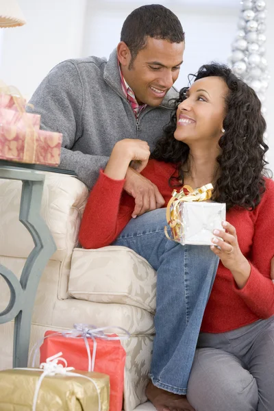 Муж Жена Ласково Обмениваются Рождественскими Подарками — стоковое фото