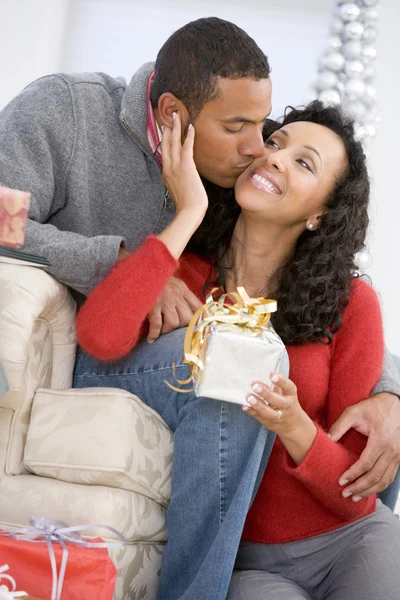 Marido e esposa afetuosamente trocando presentes de Natal — Fotografia de Stock