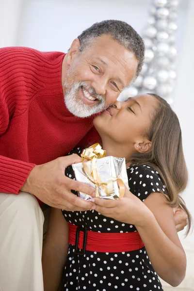 Großvater macht seiner Enkelin ein Weihnachtsgeschenk — Stockfoto