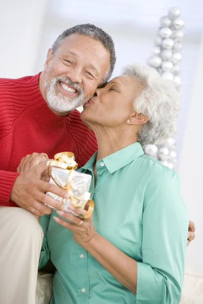 Seniorenpaar tauscht ein Weihnachtsgeschenk — Stockfoto