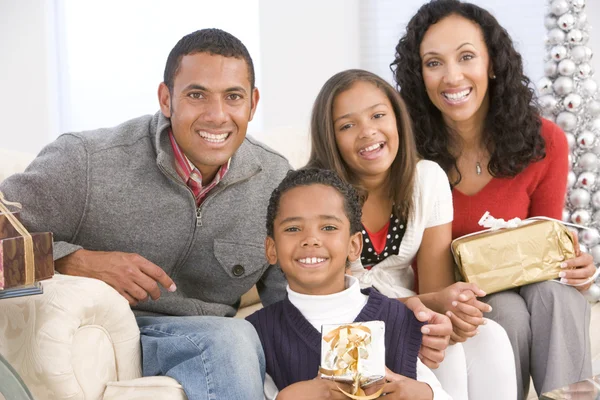 Familjeporträtt vid jul — Stockfoto
