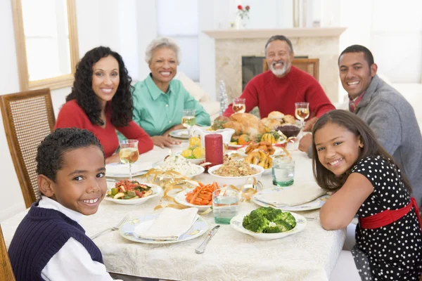 Aile Noel yemeğinde hep birlikte — Stok fotoğraf