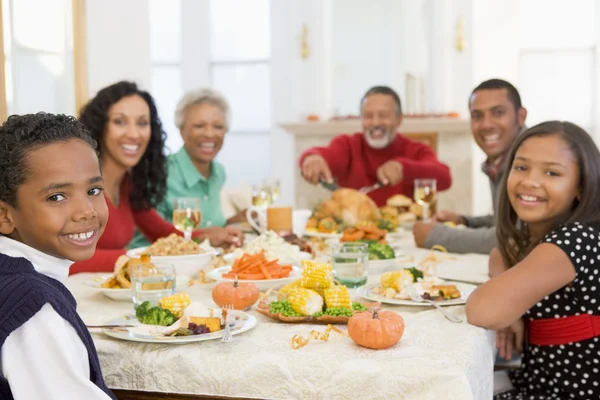 Familjen tillsammans vid jul middag — Stockfoto
