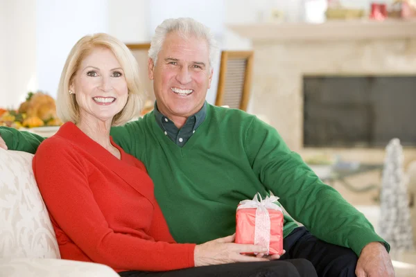 Äldre par vid jul — Stockfoto