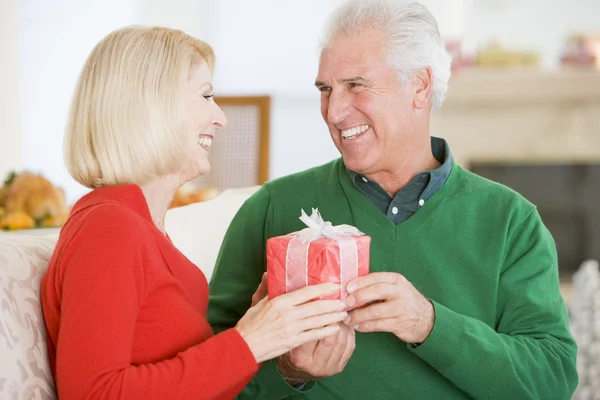 Ouder paar met Kerstmis — Stockfoto