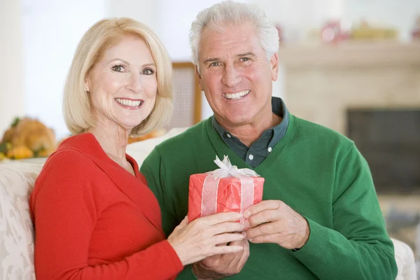 Ouder Paar Met Kerstmis — Stockfoto