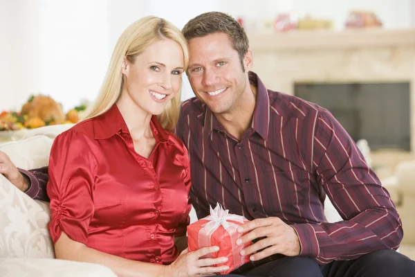 Paar Teilt Weihnachtsgeschenk — Stockfoto