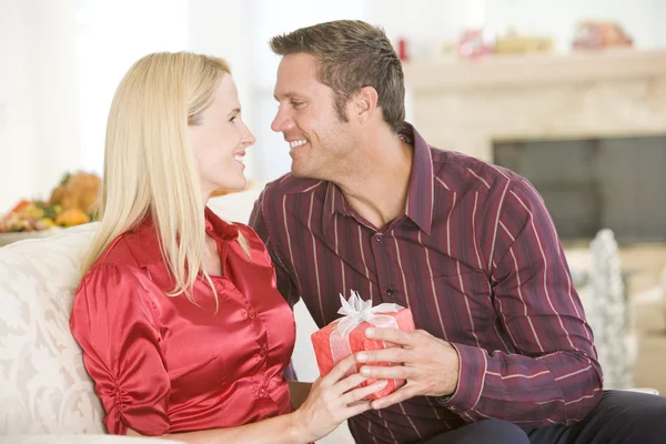 Casal Compartilhando Presente Natal — Fotografia de Stock