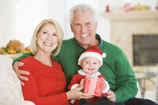 Mor Och Farföräldrar Med Baby Santa Outfit — Stockfoto