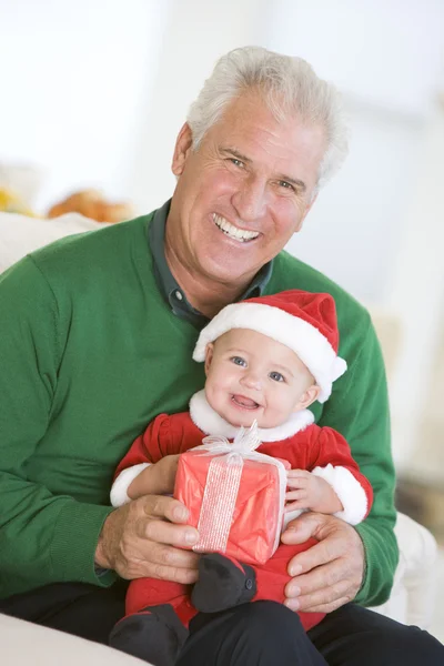 Farfar med baby i santa outfit — Stockfoto