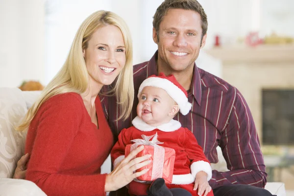 Met baby in santa outfit (echt) paar — Stockfoto