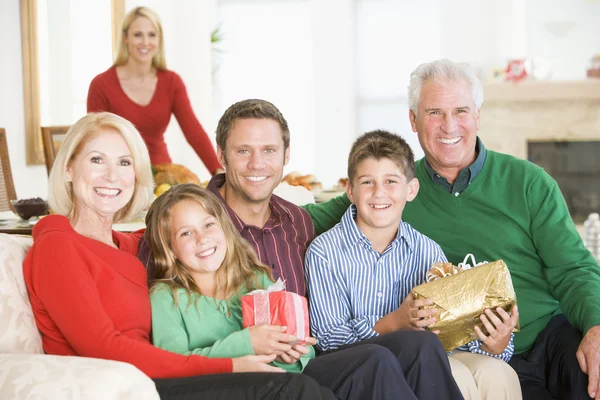 Familienporträt zu Weihnachten — Stockfoto