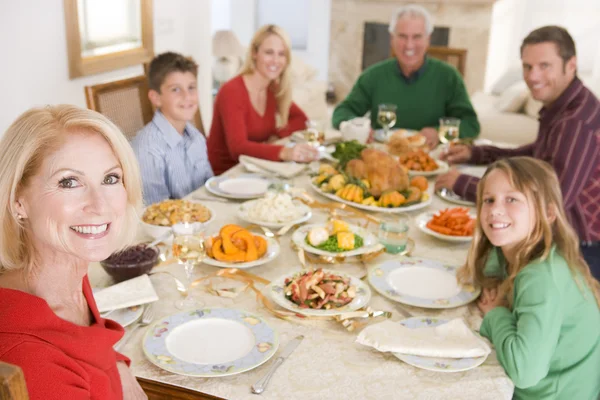 Familjen tillsammans vid jul middag — Stockfoto