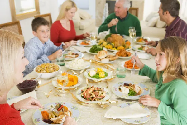 Οικογένεια όλοι μαζί στο Χριστουγεννιάτικο δείπνο — Φωτογραφία Αρχείου