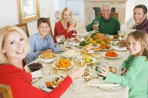 Familie zusammen beim Weihnachtsessen — Stockfoto