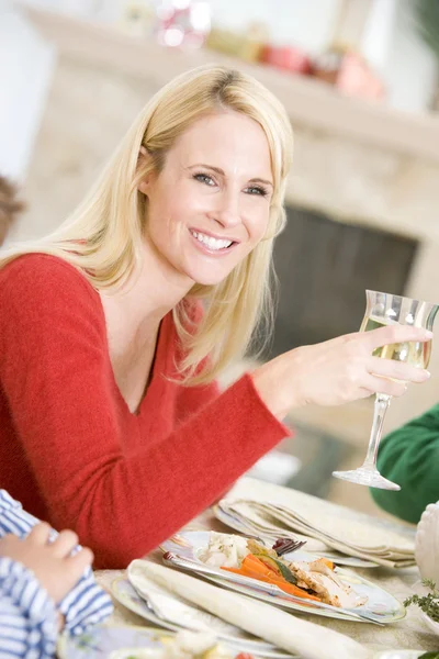 Mujer disfrutando de la cena de Navidad — Foto de Stock