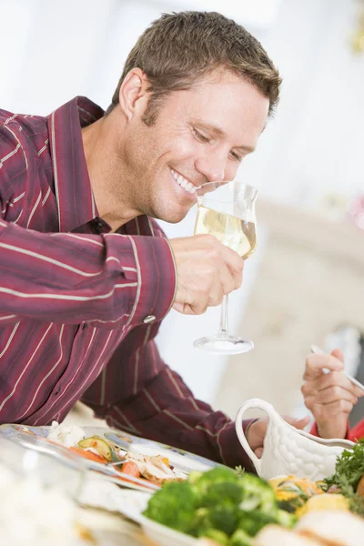 Člověk pije víno na vánoční večeře — Stock fotografie