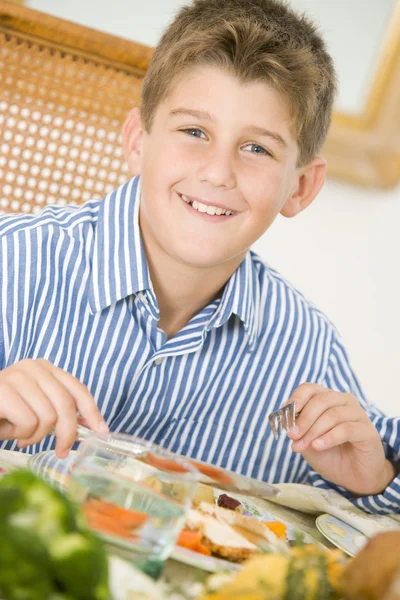 Мальчик за рождественским ужином — стоковое фото