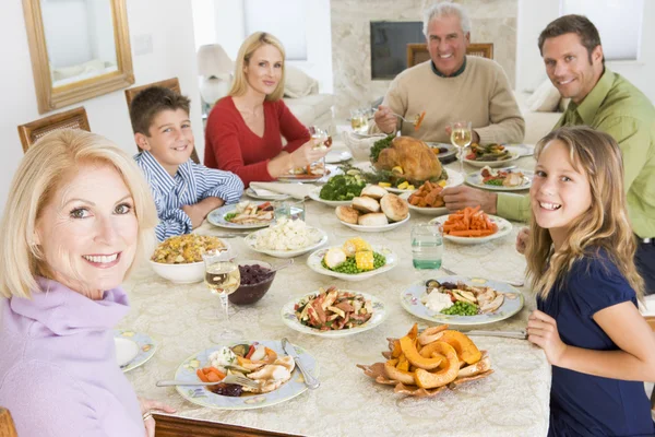 Οικογένεια Όλοι Μαζί Στο Χριστουγεννιάτικο Δείπνο — Φωτογραφία Αρχείου
