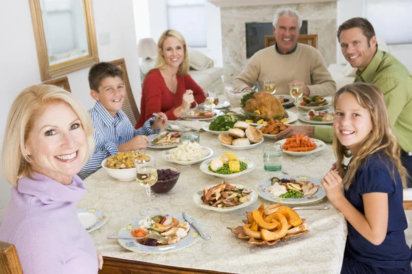 Οικογένεια όλοι μαζί στο Χριστουγεννιάτικο δείπνο — Φωτογραφία Αρχείου