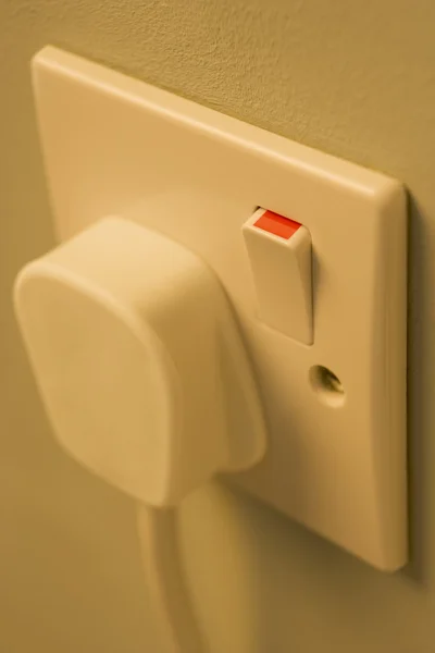 电插头连接到电源插座 — 图库照片