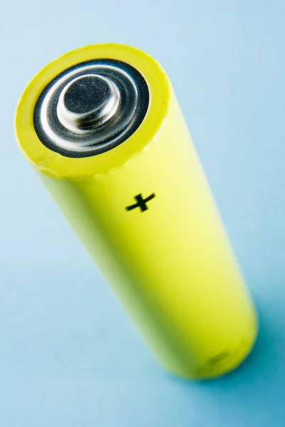 Eine Gelbe Batterie Vor Blauem Hintergrund — Stockfoto