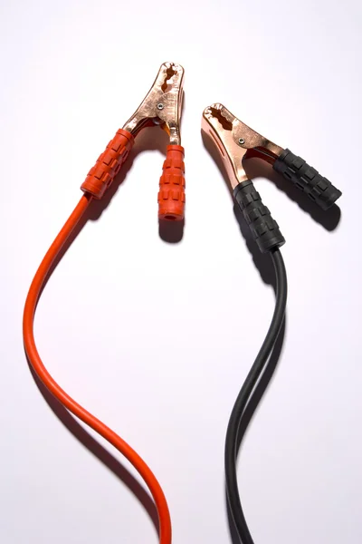 Позитивные и негативные кабели джампера — стоковое фото