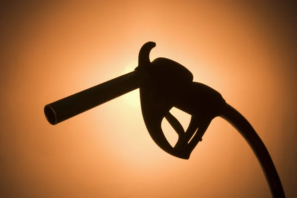 Silhouet van een brandstofpomp — Stok fotoğraf