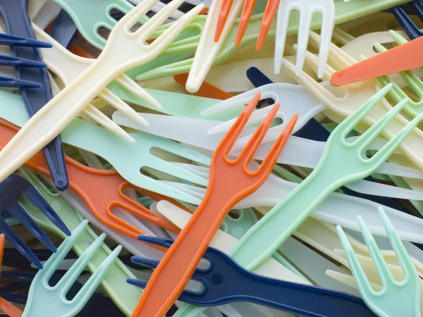 Hög med färgad plast tar bort gafflar — Stockfoto