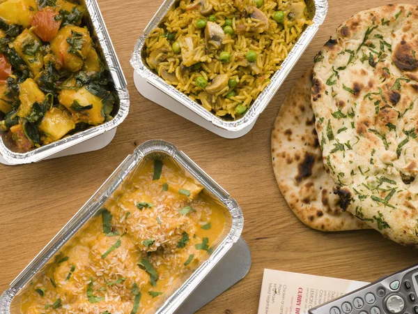 Pollo Korma, Sag Aloo, champiñones Pilau y pan de Naan —  Fotos de Stock