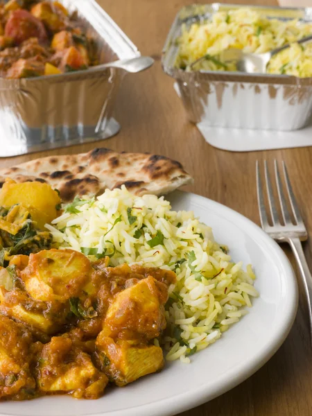Placa de comida india para llevar Pollo Bhoona, Sag Aloo, arroz de Pilau — Foto de Stock