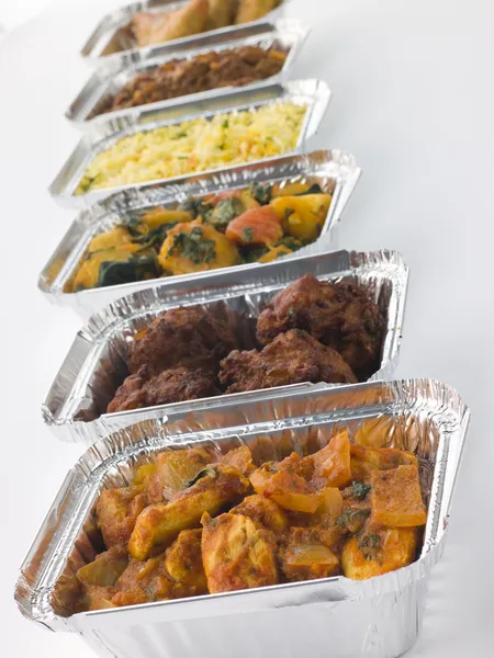 Seleção de pratos de take away indianos em recipientes de folha — Fotografia de Stock