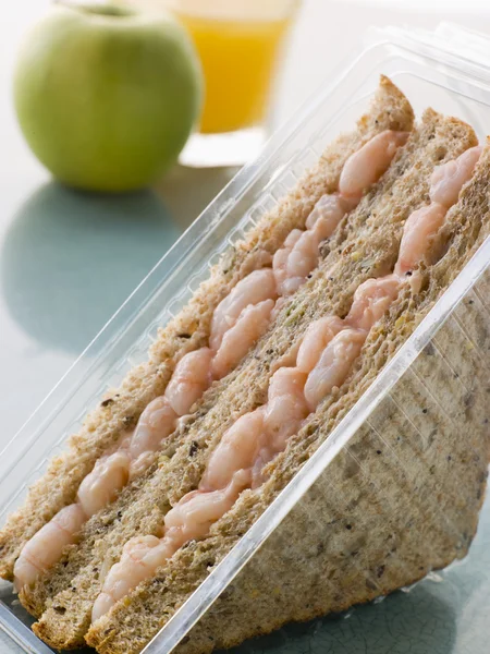 Räkor Marie Rose Smörgås Granary Bröd Med Ett Äpple Och — Stockfoto