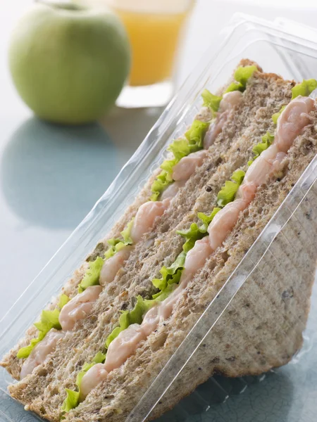 Camarão Marie Rose e sanduíche de salada em pão de celeiro com um aplicativo — Fotografia de Stock