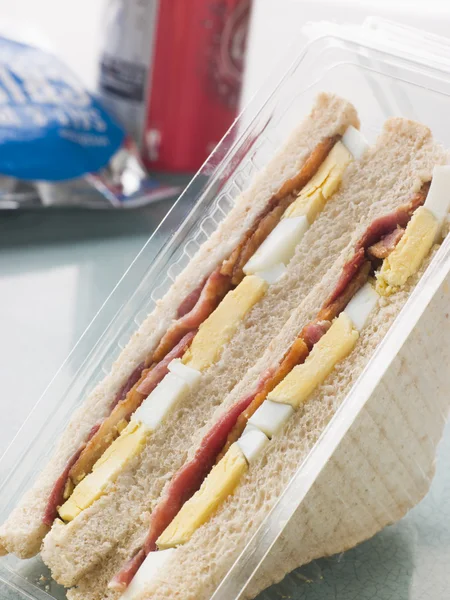 Ägg Och Bacon Sandwich Vitt Bröd Med Påse Chips Och — Stockfoto