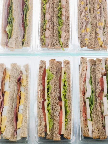 Auswahl an Sandwiches zum Mitnehmen in Plastikdreiecken — Stockfoto