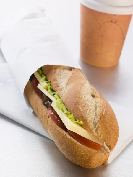 Cheddar Käse Essiggurke Und Salat Baguette Mit Kaffee Zum Mitnehmen — Stockfoto