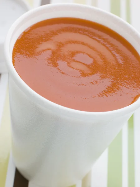 ポリスチレンのカップでトマトのスープのカップ — ストック写真