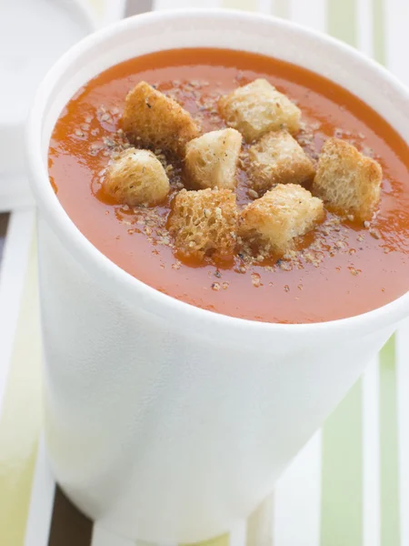 Copa de sopa de tomate con crutones en una taza de poliestireno —  Fotos de Stock