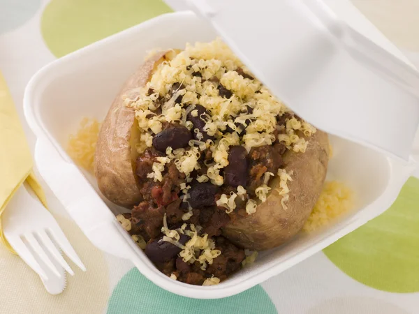 Batata assada com feijão assado em uma caixa de take away — Fotografia de Stock