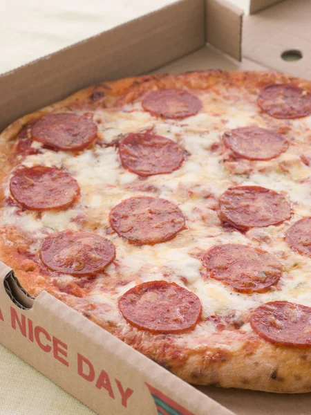 Pfefferoni Pizza Take Away Karton — Stockfoto