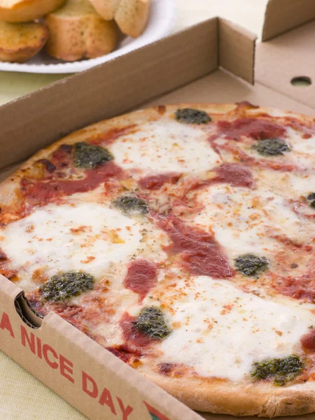 Peynir Domates Pesto Pizza Take Away Kutusundaki Metinle Sarımsak — Stok fotoğraf