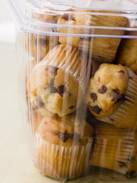 Tejes csokoládé forgács muffin, egy műanyag dobozban — Stock Fotó