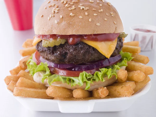 Burger Fromage Dans Pain Graines Sésame Avec Frites — Photo