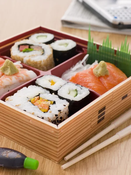 Sushi Sashimi Una Caja Para Llevar Bento — Foto de Stock