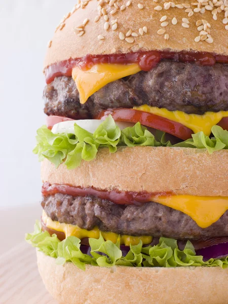 Susam tohumu çörek Çift peynirli burger — Stok fotoğraf