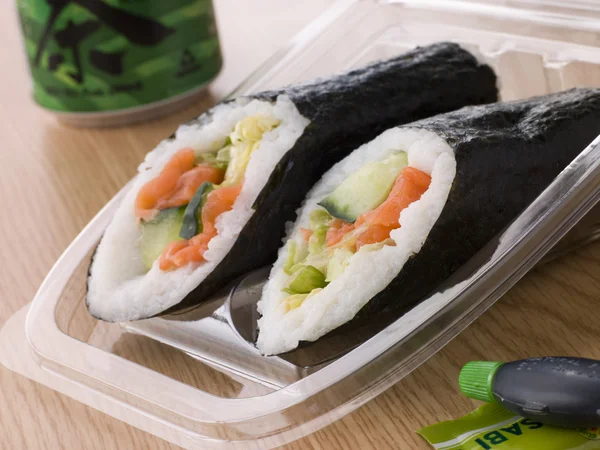 Sushi Van Hand Gegoten Met Een Blikje Van Groene Thee — Stockfoto
