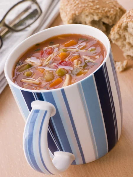 Cup of Vegetabilske og Pasta suppe med en kornet brød Roll - Stock-foto